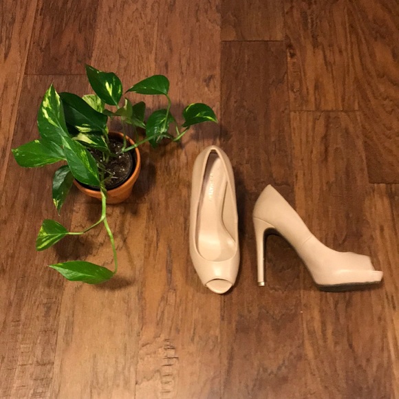 Le Chateau Nude Peep Toes. - Picture 1 of 2